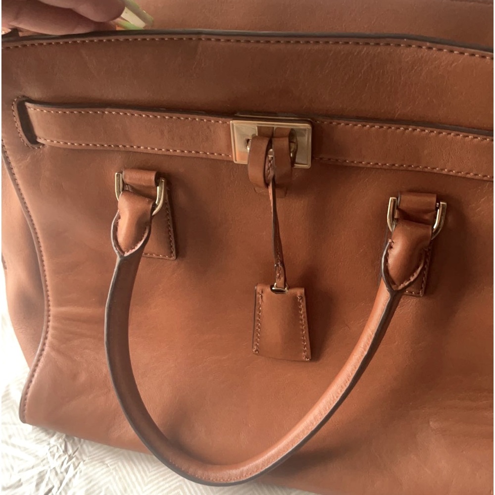 It is a Michael Kors in perfect condition, very useful and beautiful.